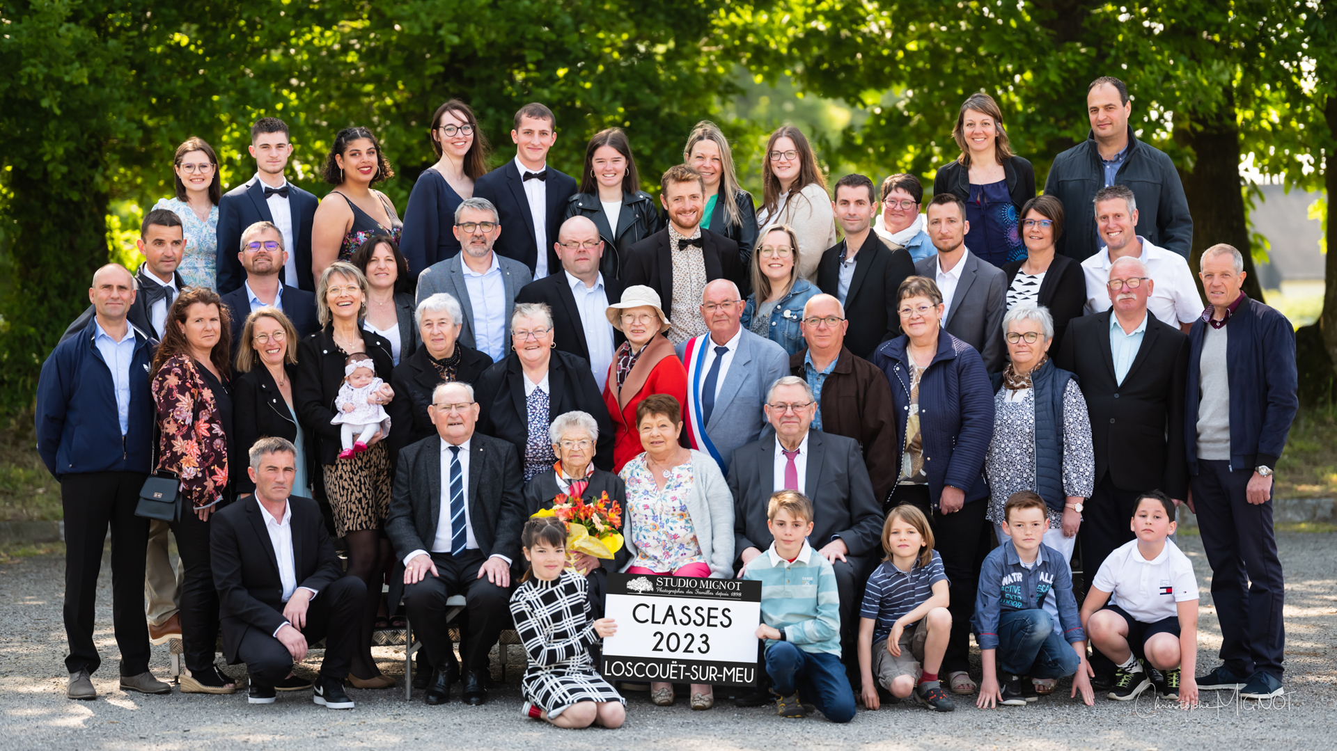 Photo souvenir des classes 03 prise par le Studio MIGNOT . Plus de 60 personnes se sont réunis autour d'un repas convivial pour célébrer cet évènement.
