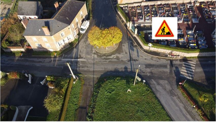 Carrefour bourg et rd66 avec panneau travaux