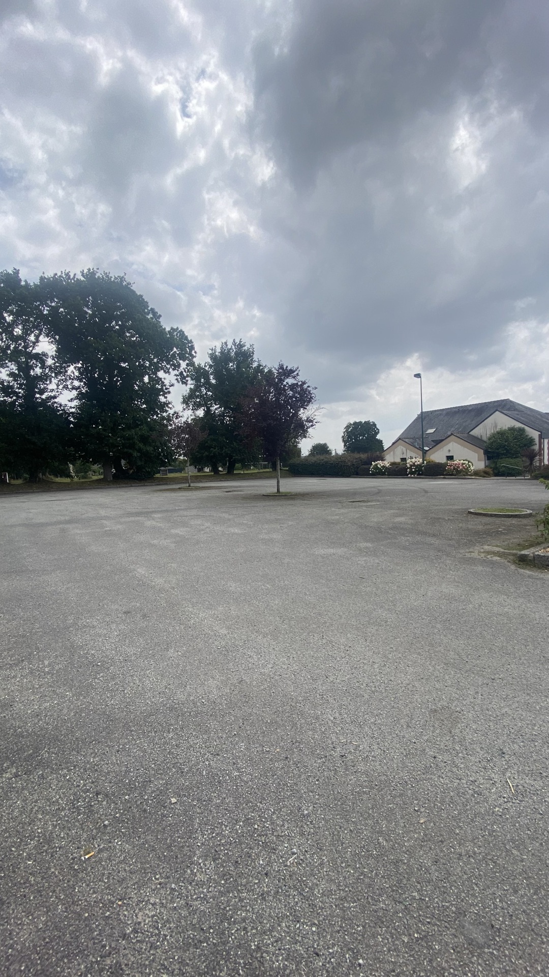 Parking situé au nord de la salle des Fêtes